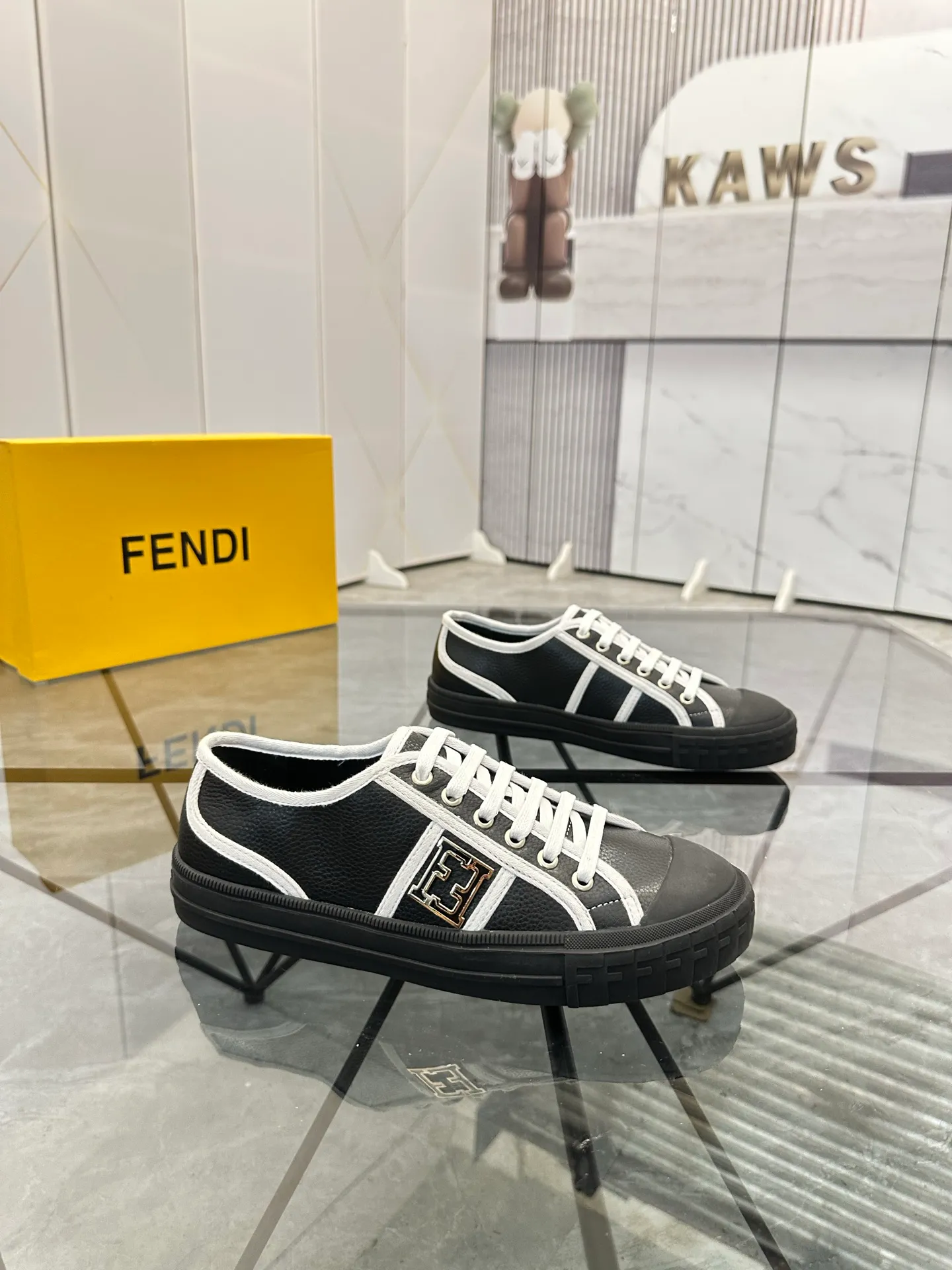Selling men's shoes 💰: 💰P440¥ Product trademark: Fendi* "Fendi*" low-top casual shoes Regular size: 38-44 (can be customized to 45) Product materials: imported cowhide upper, sheepskin lining, original outsole. No.:6735